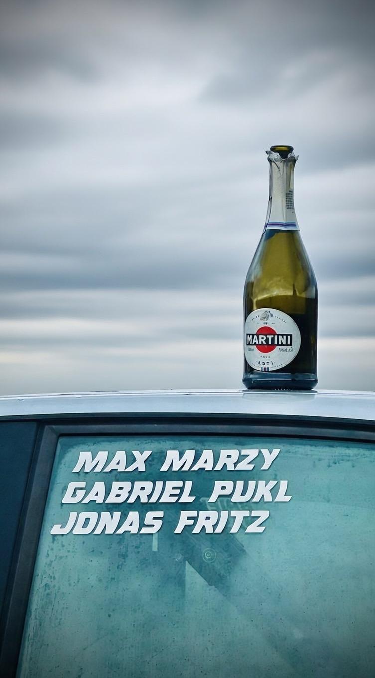 Martiniflasche auf dem Auto